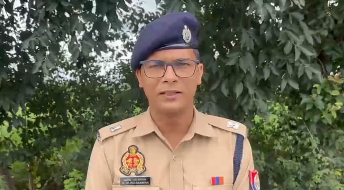 जानकारी देते पुलिस अधिकारी