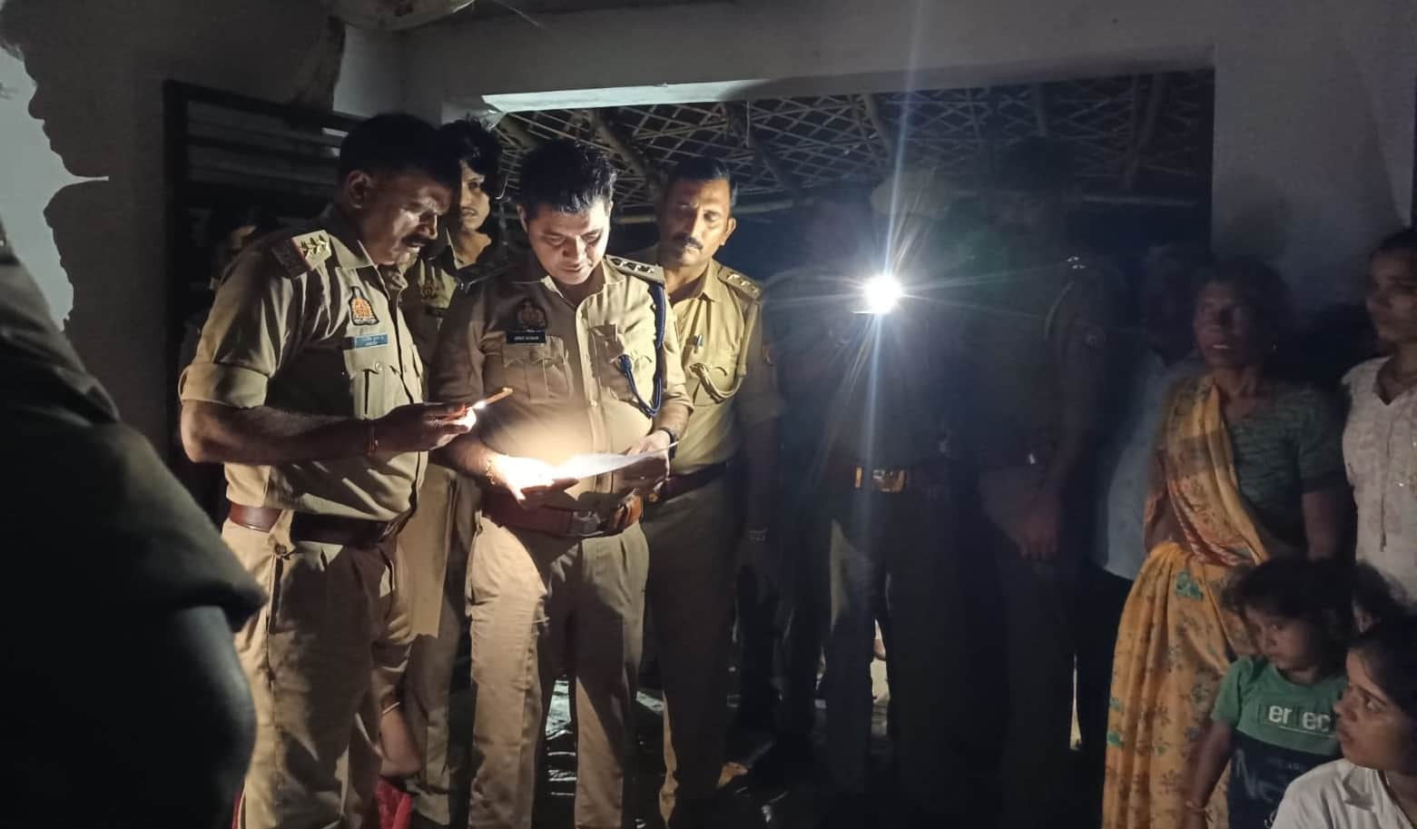 घटनास्थल पर जांच करती पुलिस