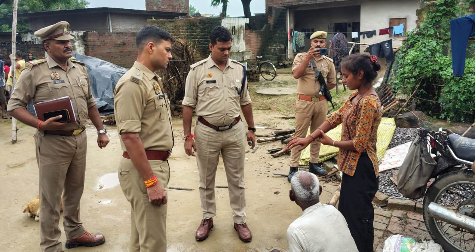 राजू की बेटी गुड़िया से जानकारी करते अपर पुलिस अधीक्षक ज्ञान प्रकाश