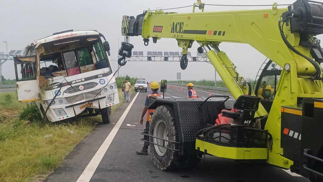 Hardoi Accident on Ganga Expressway tourist bus overturns after driver dozes off eight passengers injured