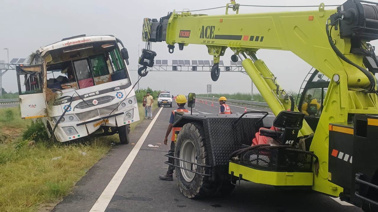 हादसे के बाद क्षतिग्रस्त बस को हटाती क्रेन