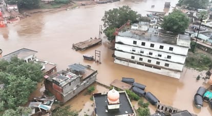 बाढ़ के बाद रामघाट क्षेत्र में भरा पानी