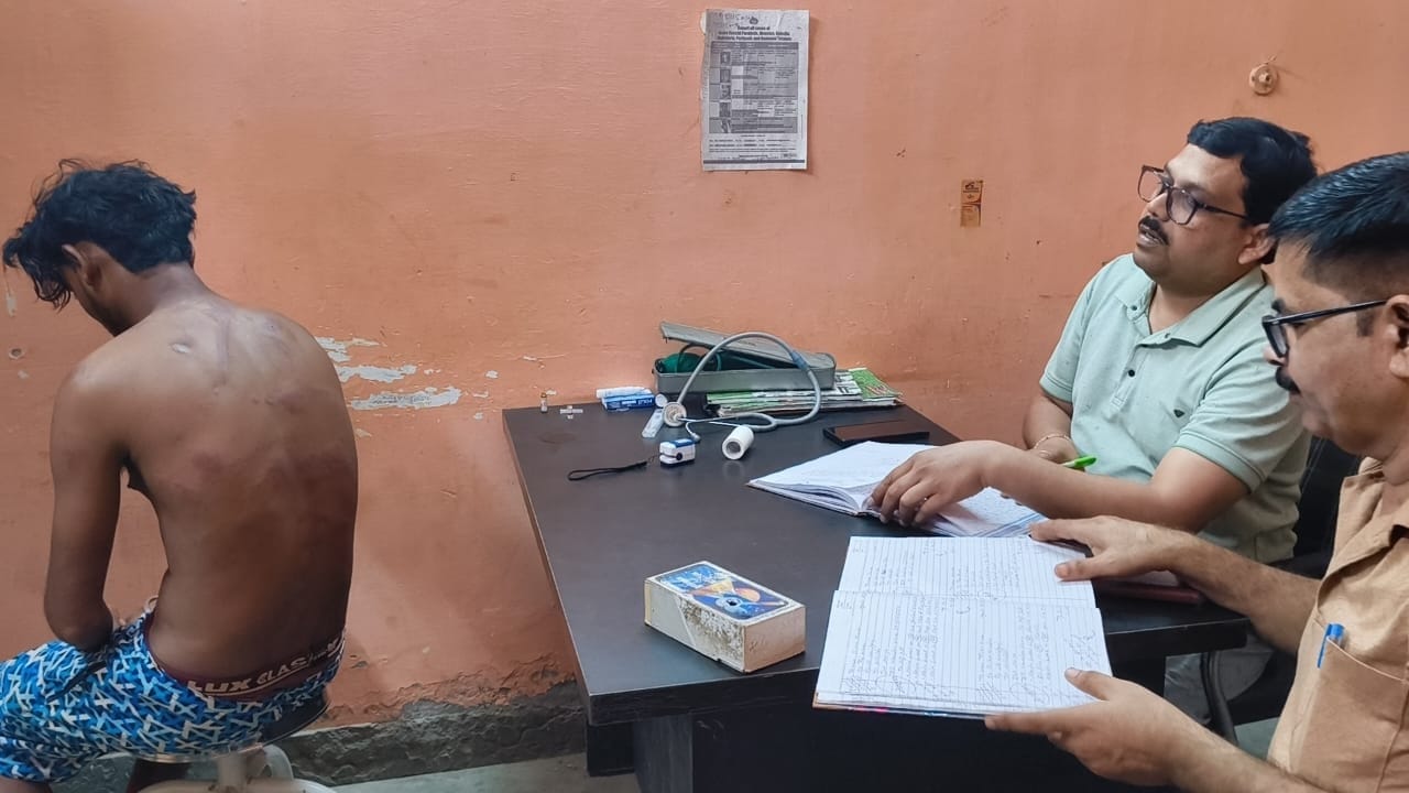 पीड़ित युवक से जानकारी करती पुलिस