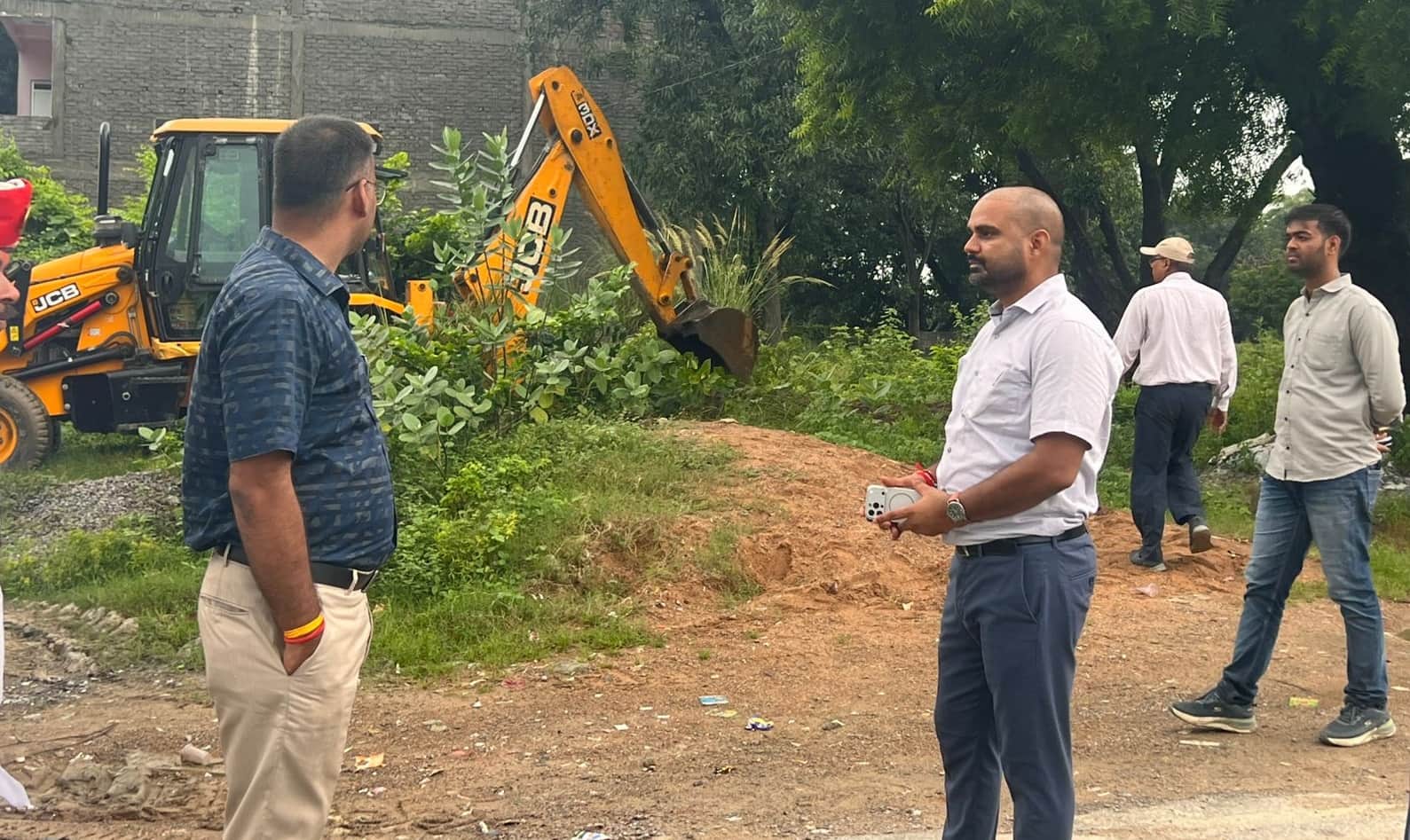 निजी भूमि पर बने पिलर जेसीबी से ढहाए