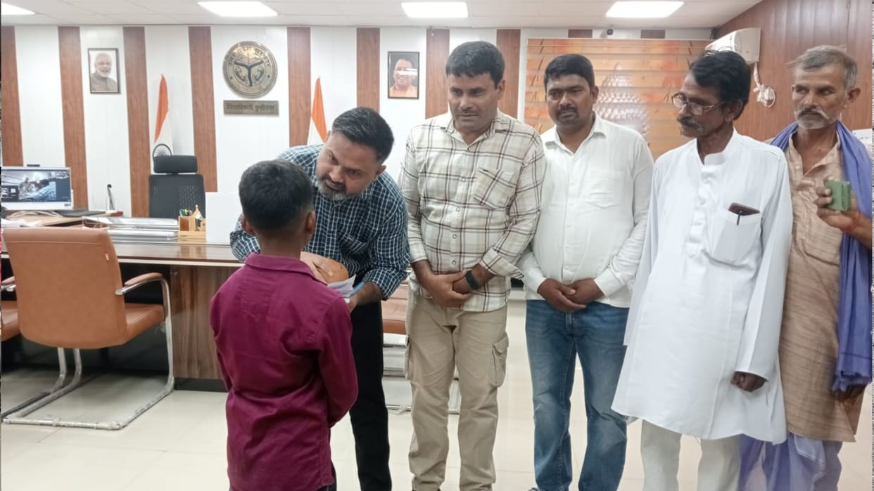 kushinagar 6 year old alfaz sheikh donates piggy bank savings nepal flood victims dm office