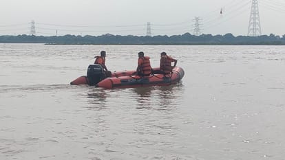खोजबीन करती एसडीआरएफ की टीम।