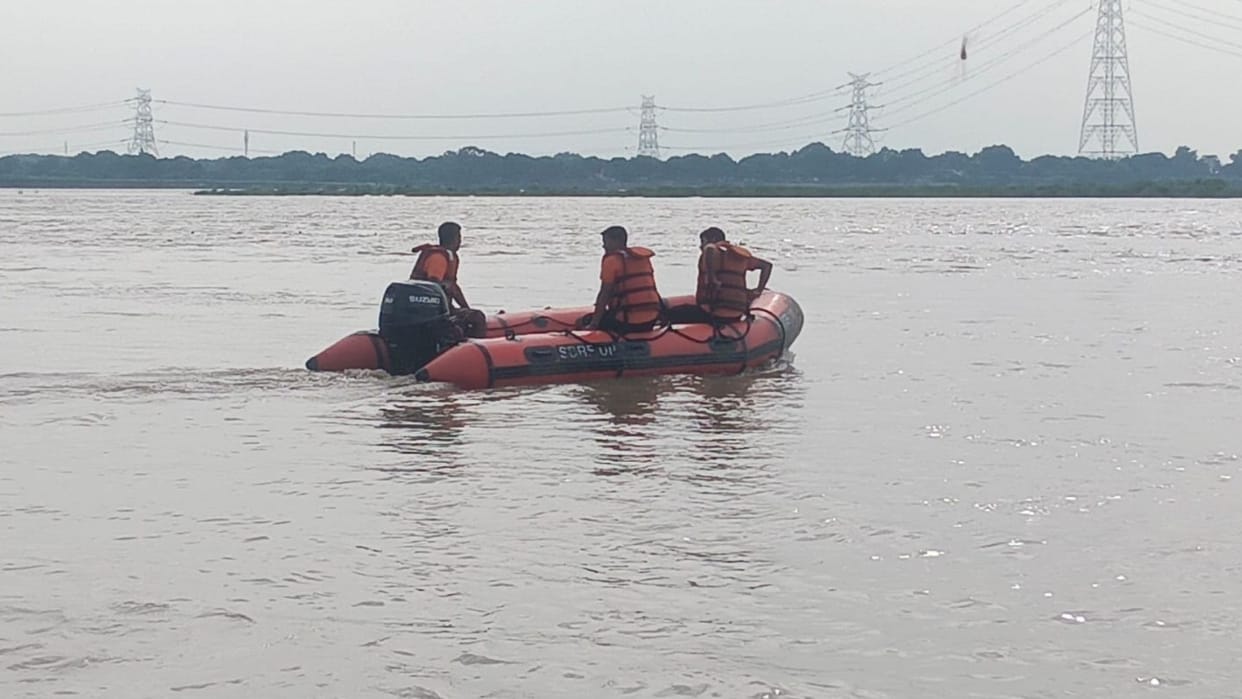 Young woman jumps into Ganges in front father argued with mother Jayprakash arrived to search for her