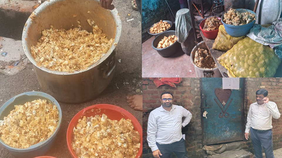 Rotten Potato Samosas Supplied to Railway Canteen; Food Department Team Has Them Destroyed