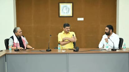 मुख्य सचिव से मुलाकात करते इंडिया गठबंधन के प्रतिनिधि