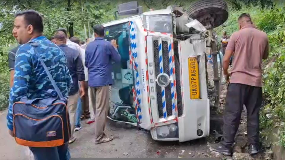 Accident on Mussoorie-Dehradun route: Tempo Traveller overturns near Galogi due to brake failure