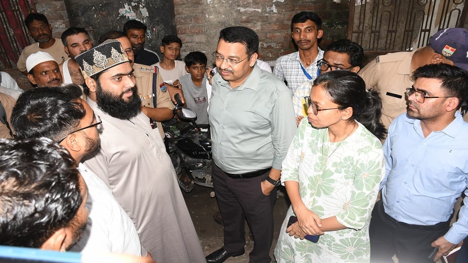 मदरसे को सील किए जाने  के  दौरान मदरसे के शिक्षक से  जानकारी लेती पहुंची प्रशासन की टीम।