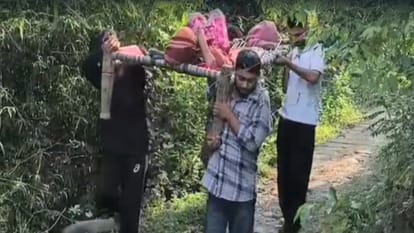 नवजात की किलकारी के बाद मां की चारपाई यात्रा।