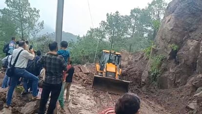 नाहन-ददाहू मार्ग पर नेहली में बंद सड़क को बहाल करने में जुटी जेसीबी।