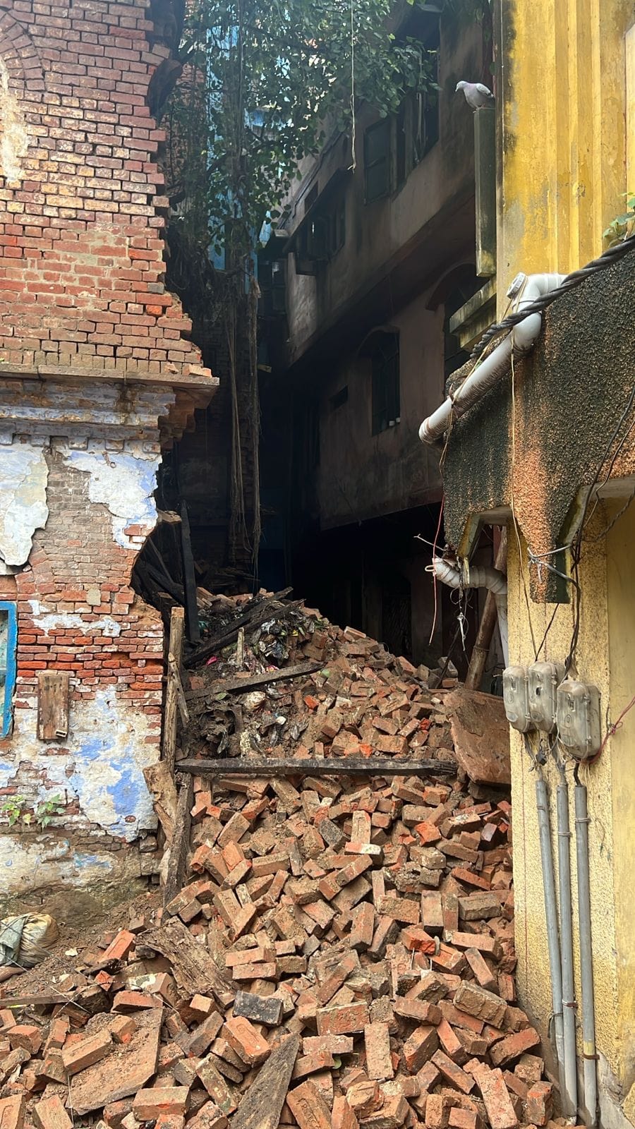 Dilapidated House Collapses on Nai Sadak Near Chaube Gola Temple Amid Continuous Rain