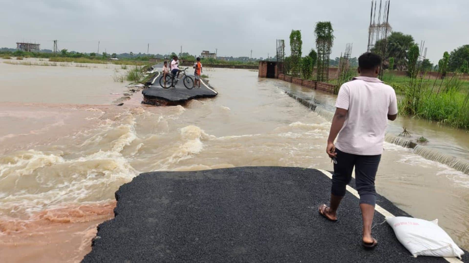 नदी के बहाव में बहा सड़क का हिस्सा