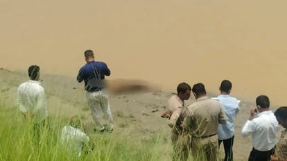 नदी के पास पुलिस।