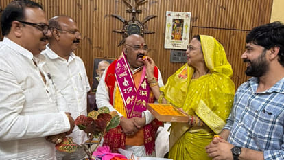 पीके वर्मा को मिठाई खिलाती पत्नी प्रेमावती