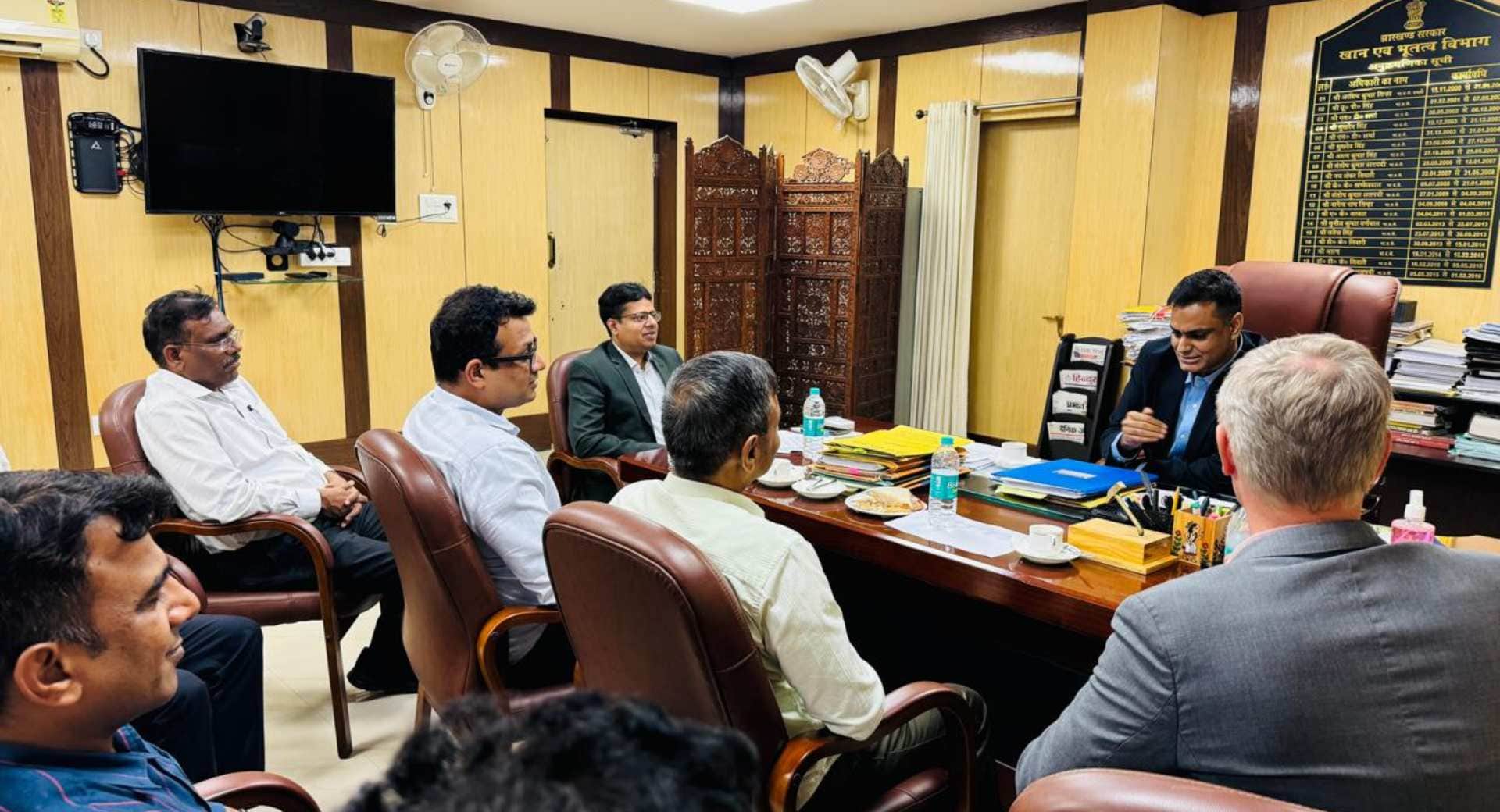 प्रोजेक्ट को लेकर चर्चा करते अधिकारी