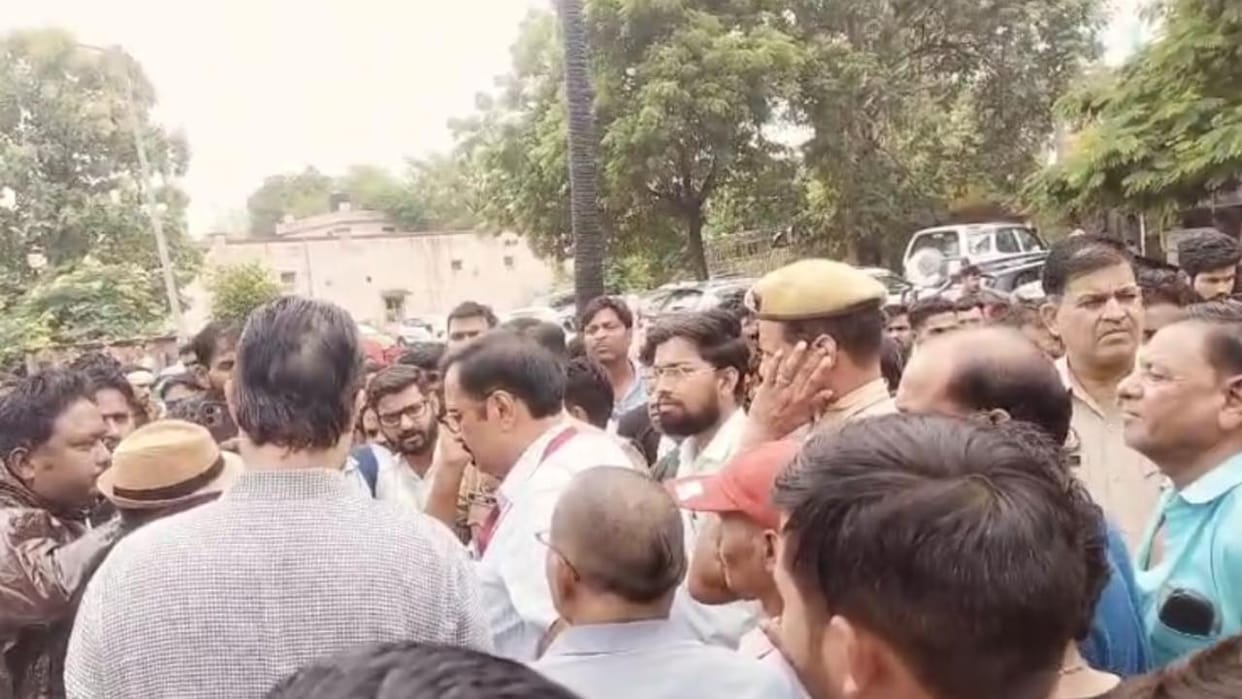 Jhansi: Strike by 700 Class IV employees of the medical college begins
