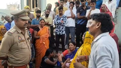 पिता से बातचीत करती पुलिस।