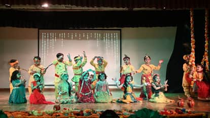 पतंजलि नर्सरी स्कूल में जन्माष्टमी के मौके पर बच्चों ने प्रस्तुत किया नृत्य।