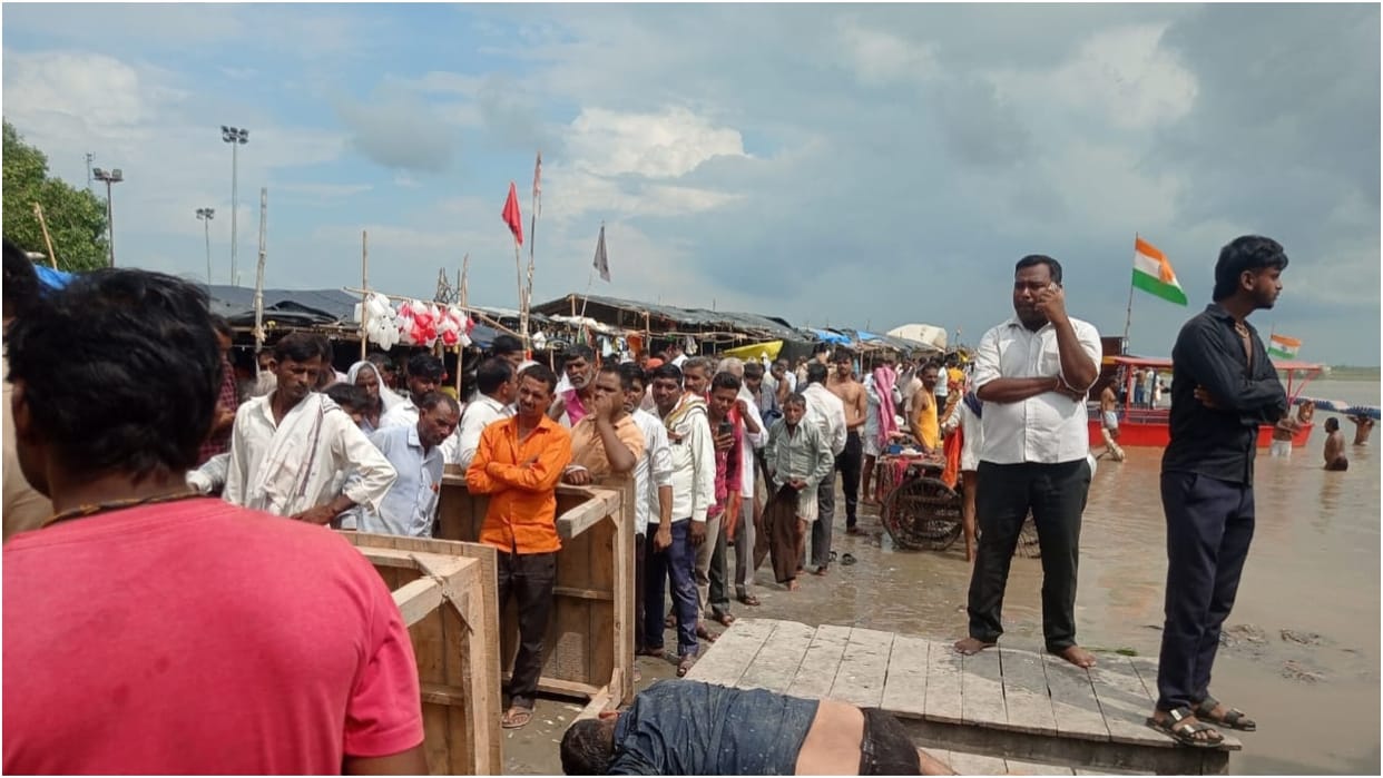man jumps into the Ganga from Kachhla Bridge Nagar Panchayat employee and diver save his life