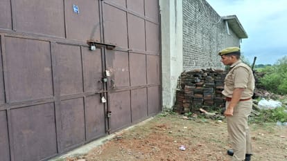 Two warehouses sealed after gunpowder exceeding licensed capacity was found panic among firecracker traders