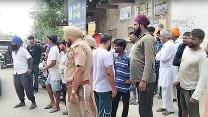 माैके पर जुटी भीड़