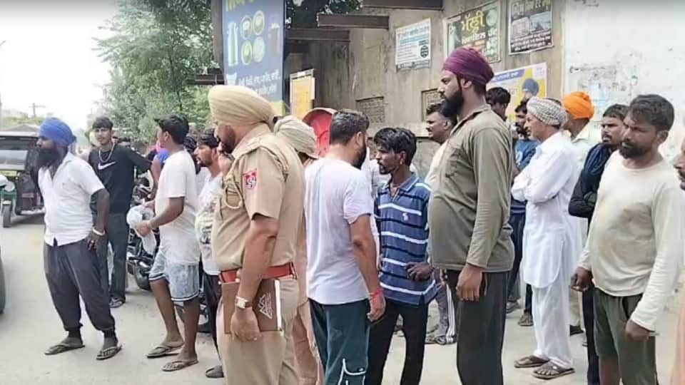 माैके पर जुटी भीड़