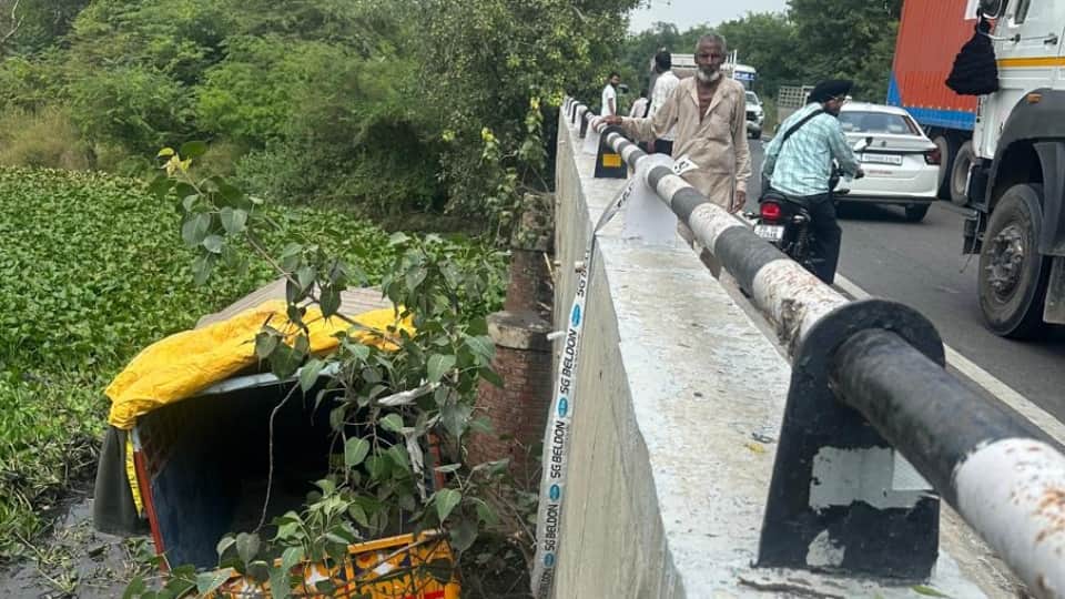 सेम नाले में गिरा ट्रक