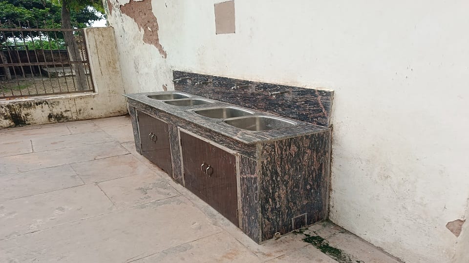 सूखी पड़ी प्याऊ
