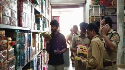 पटाखा गोदाम में जांच करते अधिकारी