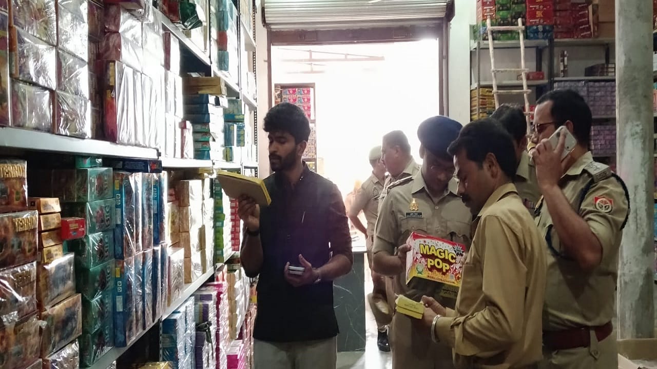 पटाखा गोदाम में जांच करते अधिकारी