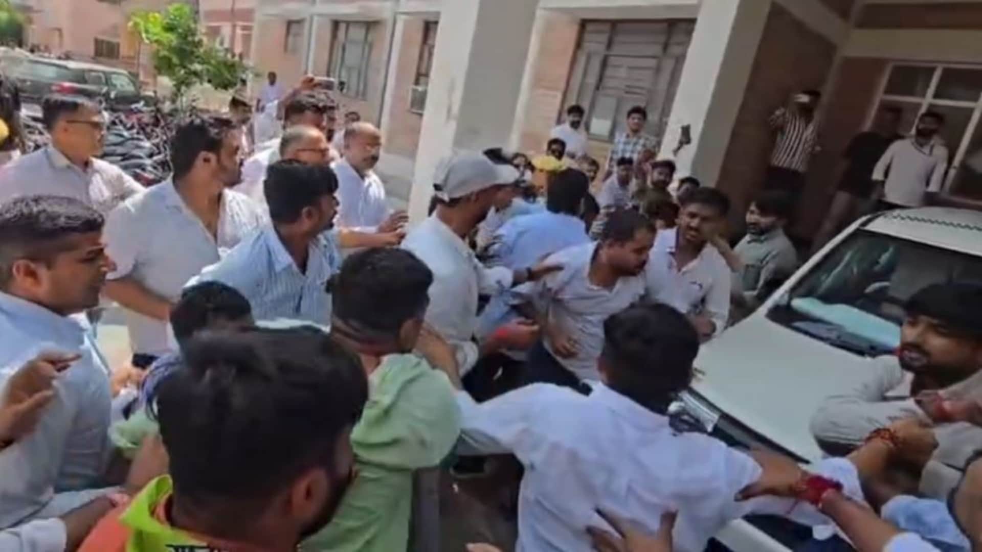 नामांकन वापसी को लेकर आरएलपी और भाजपा कार्यकर्ता आमने-सामने