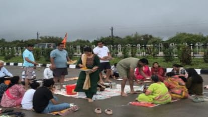 हाईवे की साइड रोड पर पिकनिक पार्टी मनाते परिवार के सदस्य