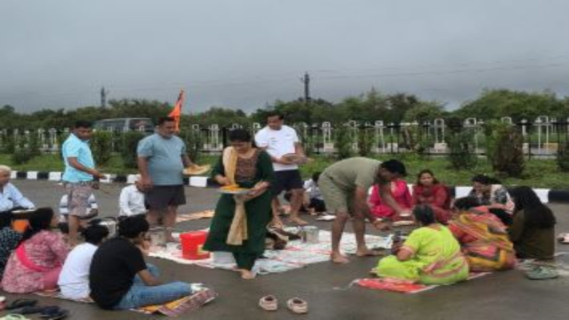 हाईवे की साइड रोड पर पिकनिक पार्टी मनाते परिवार के सदस्य