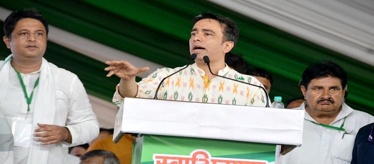 रैली को संबोधित करते जयंत चौधरी।