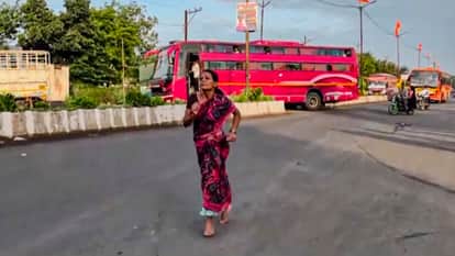 बेटी की फीस के लिए मां ने लगाई दौड़