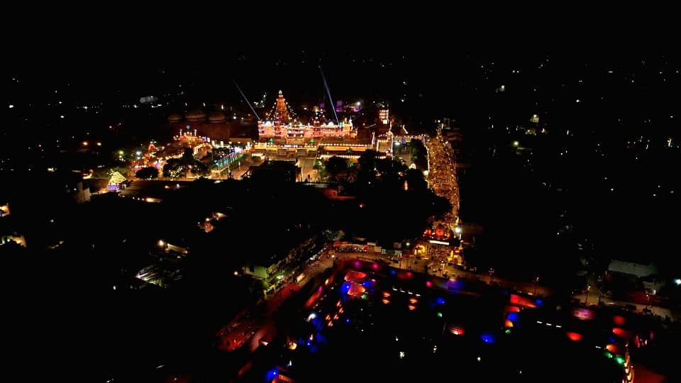 रोशनी से जगमग श्रीकृष्ण जन्मभूमि मंदिर।