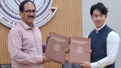 समझौता का पत्र दिखाते अधिकारी