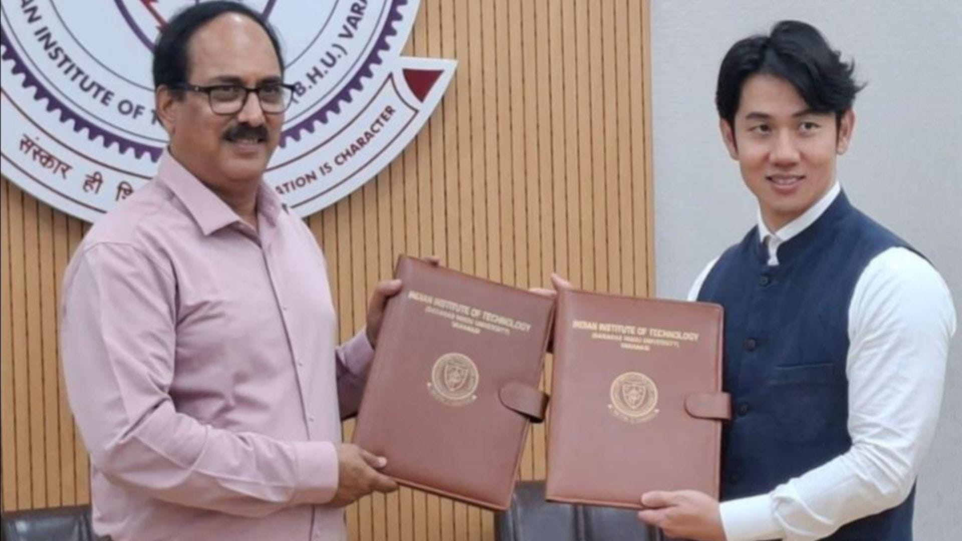 समझौता का पत्र दिखाते अधिकारी