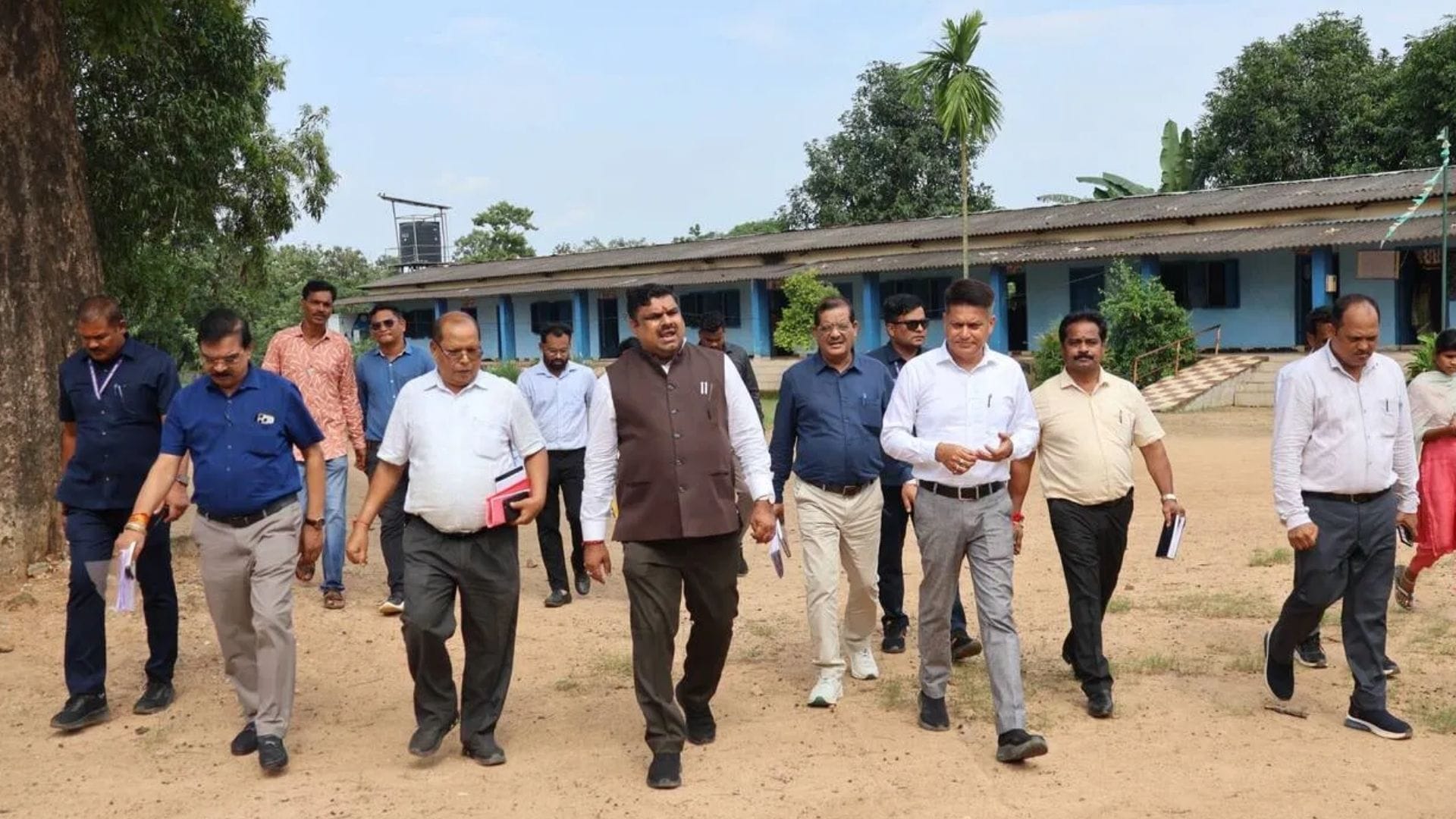 शिक्षा मंत्री के साथ अफसर