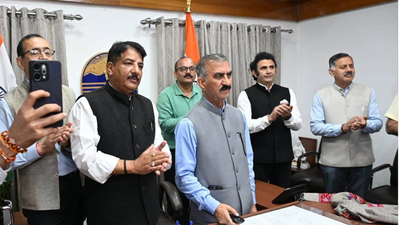 शिमला के मालरोड स्थित सहकार सदन के जीर्णोद्धार की वर्चुअल आधारशिला रखते मुख्यमंत्री सुक्खू।
