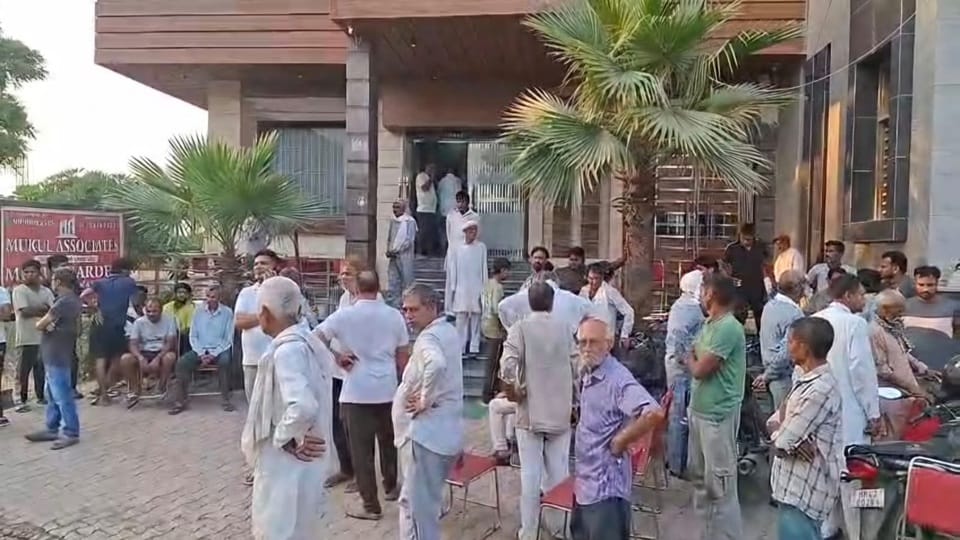 मृतक प्रमोद के घर के बाहर एकत्रित ग्रामीण