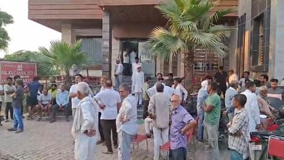 मृतक प्रमोद के घर के बाहर एकत्रित ग्रामीण
