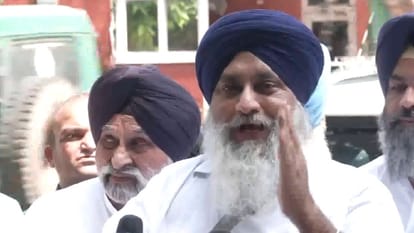पत्रकारों से बात करते सुखबीर बादल