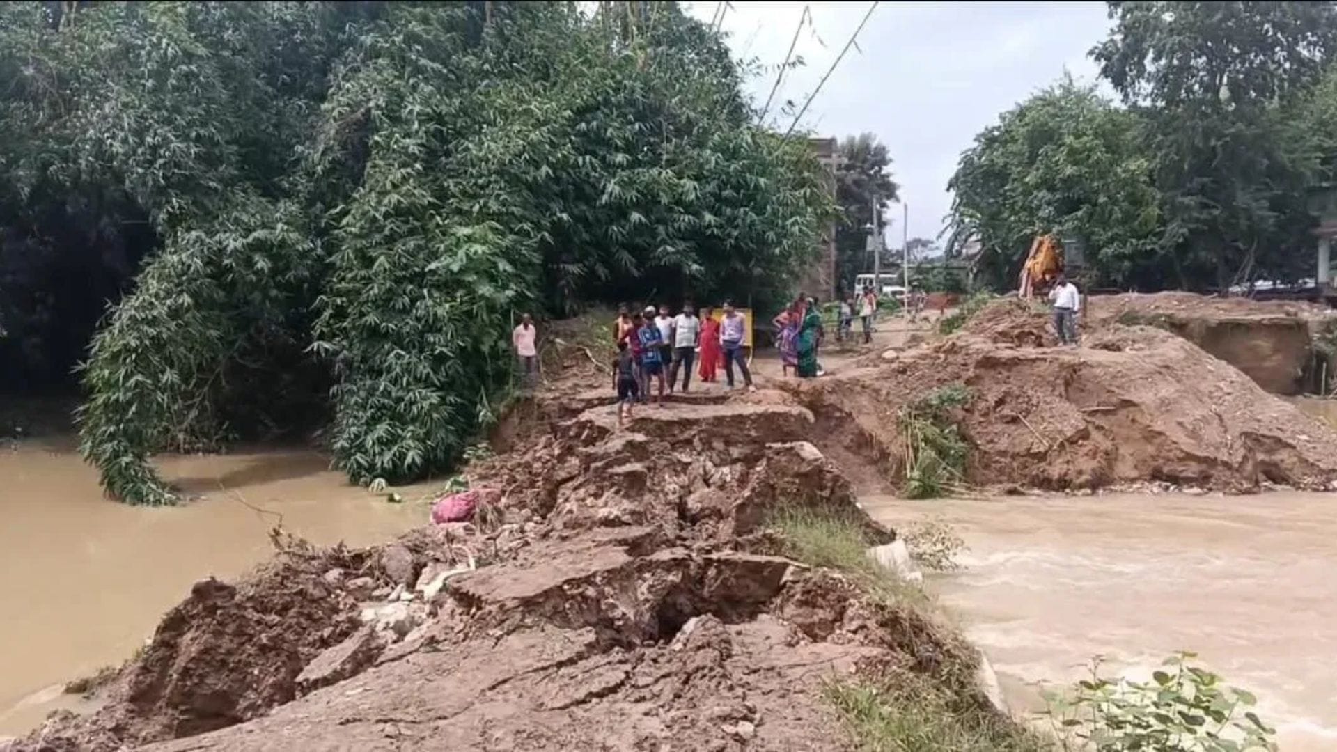 तेज बहाव में महाने नदी का डायवर्सन बहा