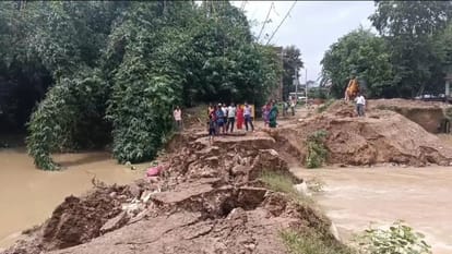 तेज बहाव में महाने नदी का डायवर्सन बहा