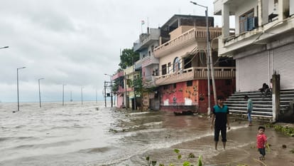 दारागंज के बख्शी खुर्द में गंगा का जलस्तर सड़क पारा कर घरों तक पहुंच गया है।