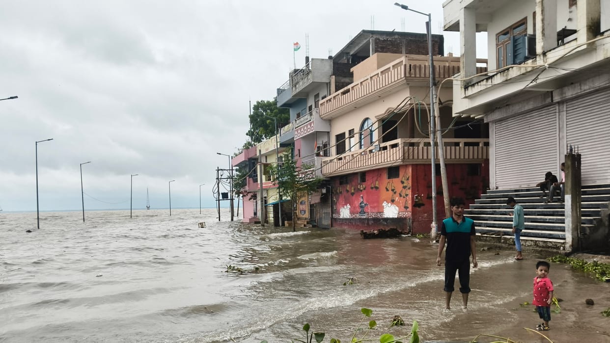 Ganga water level rose by two feet in a single day at Bakshi Khurd; a rise of five to six feet was also record
